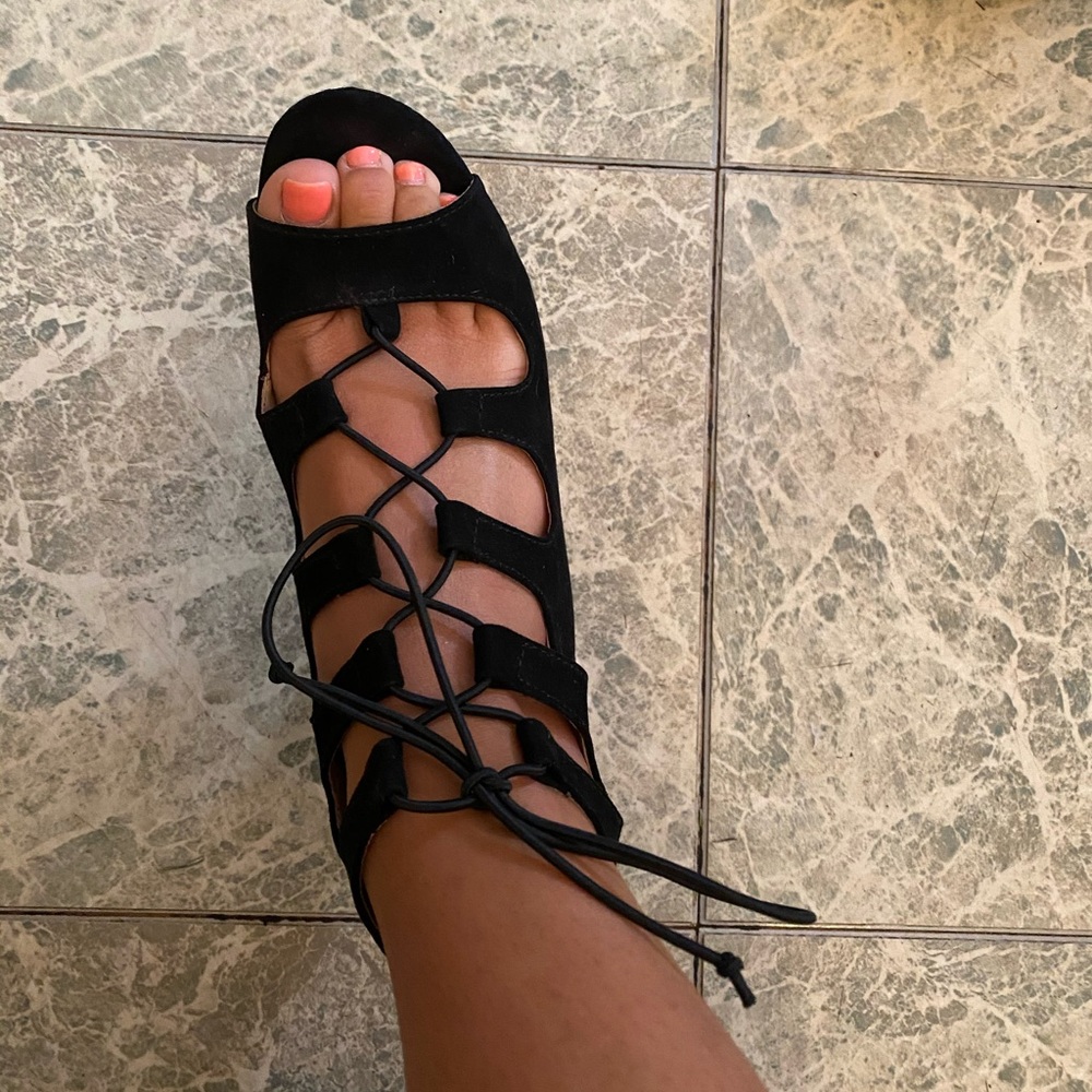 Chinese Laundry size 8. Women’s tie up heel